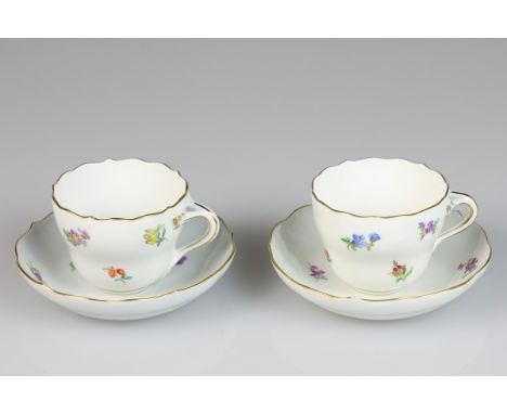   Een lot van twee porseleinen kop en schotels met bloemendecor. Meissen, 1e helft 20e eeuw. Diam. 11 cm, Diam: 11 cm. Gescha
