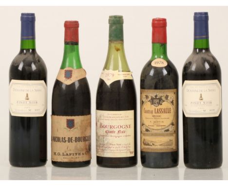   Een lot van (5) rode wijnen. Domaine De La Serre-1993 - Château Lassalle-1978 - Bourgogne Chante Fluté-1979 - St-Nicolas-de