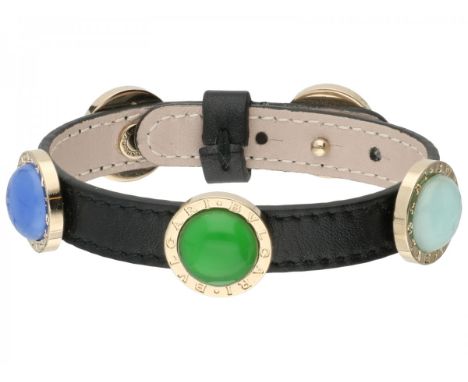   Zwart lederen Bvlgari armband met veelkleurige stenen in verguld metaal. Serienummer: GSB12 34741. Doos en certificaat van 