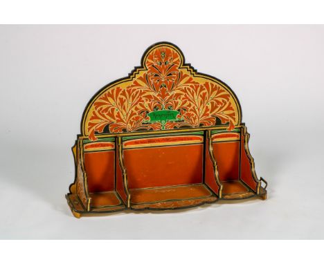   Een houten rek, 20e eeuw. Met Art-Nouveau-stijl beschildering, decor van Ginko-bladeren. L: 35 cm, B: 51 cm, H: 89 cm. Gesc