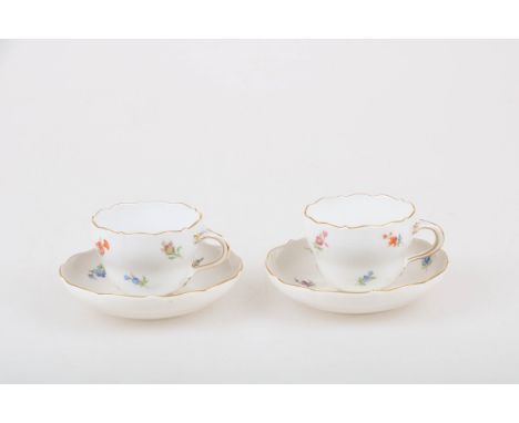  Een lot van twee porseleinen kop en schotels met bloemendecor. Meissen, 1e helft 20e eeuw. Diam. 13 cm. Geschatte opbrengst