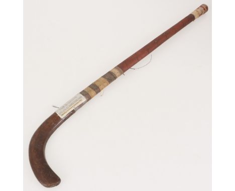   Een vintage hockeystick mogelijk afkomstig van de Olympische Spelen Amsterdam 1928. Geschatte opbrengst: € 50 - € 100.     