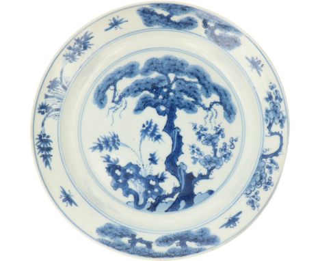   Een porseleinen bord met landschapsdecor, gemerkt Chenghua. China, Kangxi. Randschade. Diam. 20,5 cm. Geschatte opbrengst: 