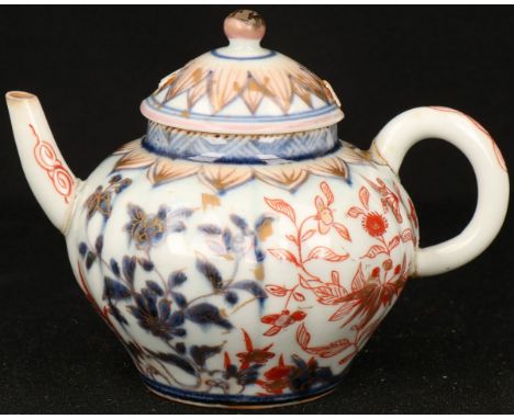   Een Imari trekpotje, 18e eeuw. Geschatte opbrengst: € 50 - € 100.        An Imari teapot, 18th Century. Estimate: € 50 - € 