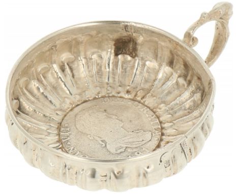   Tastevin zilver. Zeer fraai model voorzien van gedreven versieringen en opgesoldeerd handvat en gemonteerde munt uit 1813. 