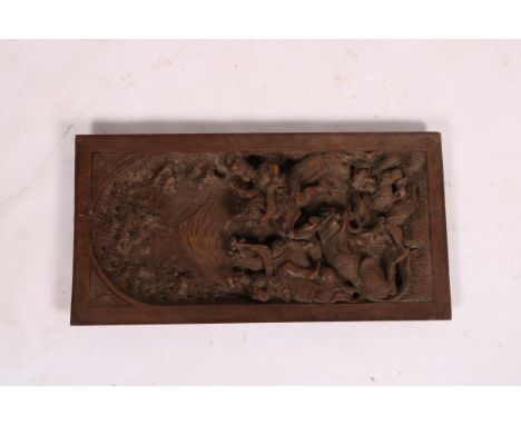   Een gesneden eikenhouten paneel met reliëf van twee ruiters, ca. 1900. Geschatte opbrengst: € 10 - € 20.        An oakwood 