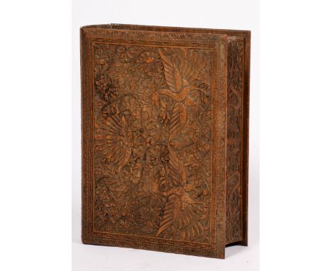   Een rijk gesneden Djati-houten doos in de vorm van een boek, Indonesie, 1e helft 20e eeuw. Geschatte opbrengst: € 30 - € 50