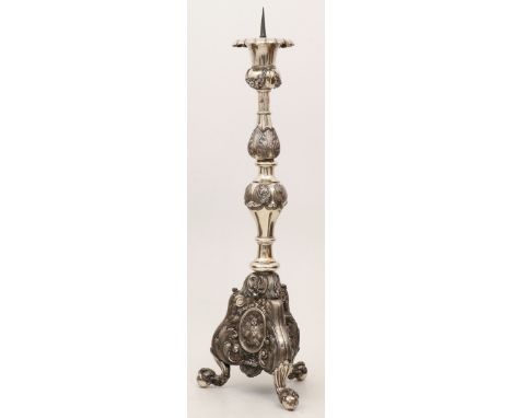   Altaar kandelaar zilver. Exceptioneel groot model vol met versieringen op 3 klauwpoten staande op bollen. De kandelaar is o