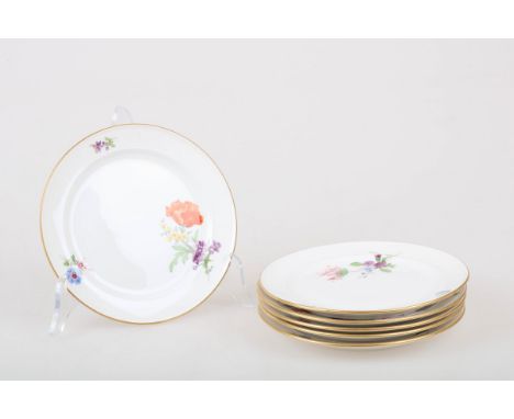   Een set van (6) porseleinen schotels met bloemendecor. Meissen, 1e helft 20e eeuw. Diam. 18 cm. Geschatte opbrengst: € 40 -