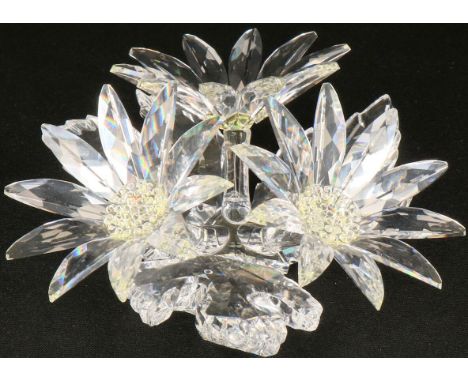   Swarovski maxi bloemschikking. Deze bloemschikking was te koop in 2000. Het zijn 3 gefacetteerde bloemen met gele harten va