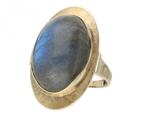   Geelgouden vintage ring, met labradoriet - 14 kt. Labradoriet ca. 2 x 1,4 cm. Labradoriet met gebruikerssporen. Doos. Ringm