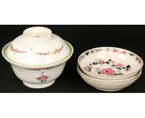   Een set van (3) Porseleinen schaaltjes met Famille Rose floraal decor en een dekselkom met vleermuis decor. China Diam (sch