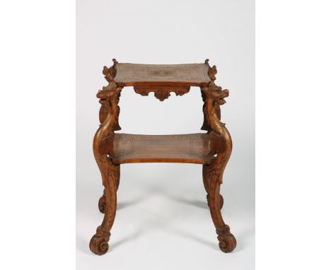   Een hardhouten bijzettafel, China, 2e helft 20e eeuw. Met snijwerk van drakenkoppen op de hoeken. L: 50 cm, B: 57 cm, H: 72