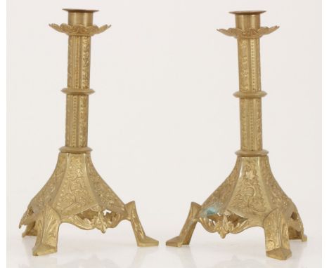   Een set van (2) koperen neo-Byzantijnse kaarsenhouders, vroeg 20e eeuw. Met decor van klimop. L: 14 cm, B: 14 cm, H: 23 cm.