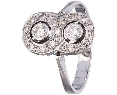   Witgouden ring, met ca. 0.33 ct. diamant - 14 kt. 2 Briljant geslepen diamanten (2x ca. 0.09 ct.) en 15 single cut diamante