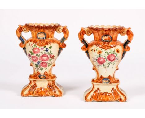   Een set van (2) gepolychromeerde schouwvazen, Frankrijk, 20e eeuw. L: 14 cm, B: 25 cm, H: 34 cm. Geschatte opbrengst: € 20 