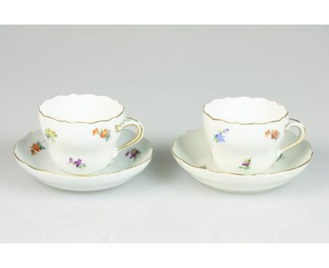   Een set van twee porseleinen kop en schotels met bloemendecor. Meissen, 1e helft 20e eeuw. Diam. 11 cm, Diam: 11 cm. Gescha