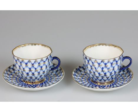   Een set van twee porseleinen kop en schotels, Lomonosov Imperial Porcelain Factory. Rusland, 2e helft 20e eeuw. H: cm, Diam