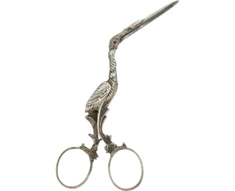   Luiertang zilver. Fraai gevormd model in de vorm van een ooievaar voorzien van robijn kleurige ogen. Nederland, Schoonhoven