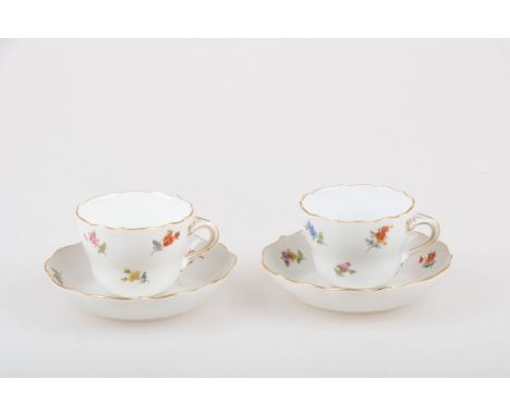   Een lot van twee porseleinen kop en schotels met bloemendecor. Meissen, 1e helft 20e eeuw. Diam. 11 cm. Geschatte opbrengst