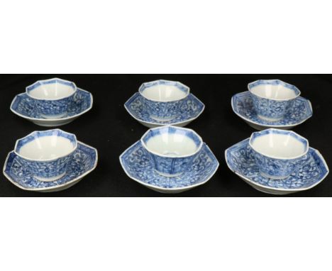   Een set van (6) Porseleinen gehoekte kop en schotels met floraal decor in perken. China, Kangxi/Yongzheng circa 1725. Diam 