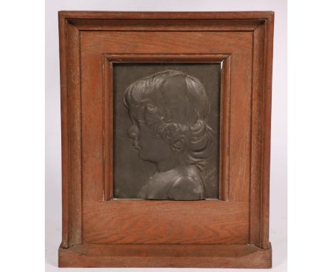   Een tinnen portret reliëf van een kleuter, 20e eeuw. Geschatte opbrengst: € 10 - € 20.        A pewter portrait relief of a