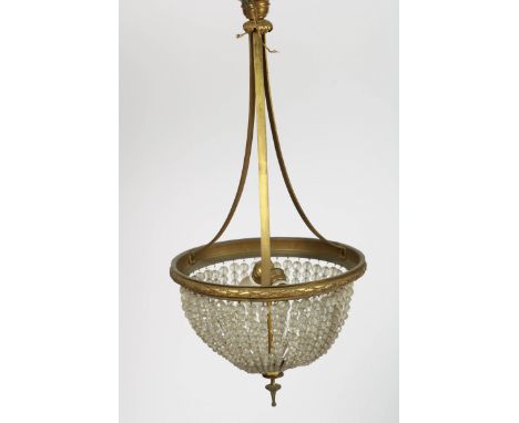   Een zak kroonluchter, ca. mid. 20th century. Met koperen raamwerk van een krans laurierbladeren, B: 37 cm, H: 75 cm. Gescha