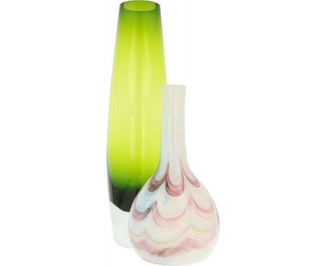   Een lot van (2) glazen vaasjes.  -         A lot with (2) glass vases.  -       