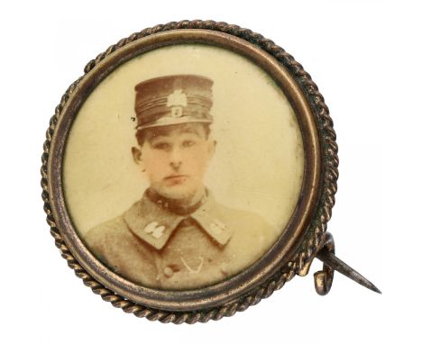   Verguld zilveren broche met mannelijk portret - 800/1000. Ø 2,5 cm. Gewicht: 4,8 gram.        Gold-plated silver brooch wit