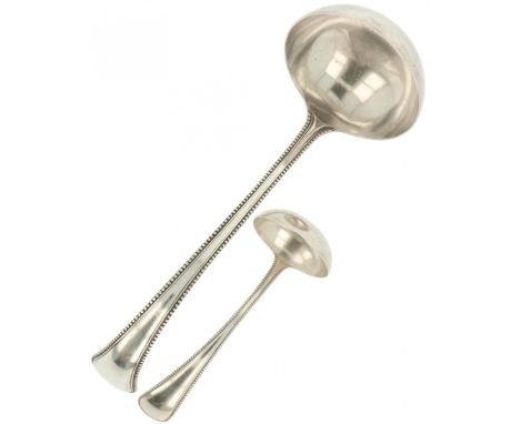   Soeplouche &amp; sauslepel zilver. Beiden uitgevoerd met parelrand decoraties. Nederland, Schoonhoven / Zeist, J.M. van Kem