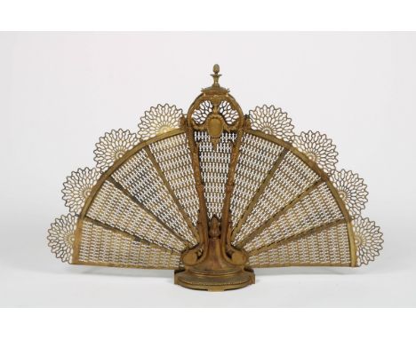   Een waaier- of pauw- vonkenscherm, koper, laat 19e eeuw. H: 64 cm. Geschatte opbrengst: € 40 - € 60.        A fan shaped or