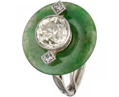   Witgouden ring, met ca. 1.27 ct. diamant en een jade schotel - 14 kt. 1 Old European cut diamant (ca. 1.25 ct.), 2 single c