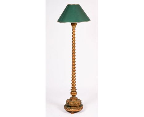   Een verguld houten getordeerde staande schemerlamp, Korintisch kapiteel, 20e eeuw. H: 177 cm, Diam: 35 cm. Geschatte opbren