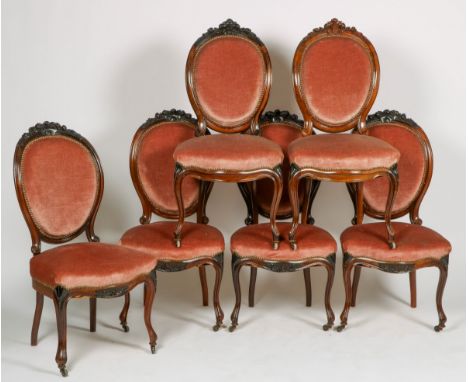   Zes mahoniehouten eetstoelen, Louis XVI stijl, een set van (4) en (2), 20e eeuw. Met rood velours bekleding. Geschatte opbr