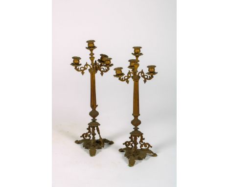   Een set van (2) verguld bronzen Charles X-stijl kandelabers, laat 19e eeuw. H: 46 cm. Geschatte opbrengst: € 80 - € 120.   