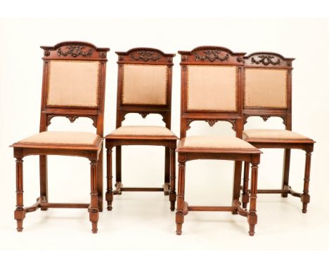   Een set van (4) eetkamerstoelen, Holland, 19e/ 20e eeuw. Met beige velours bekleding, afgezet met koperen nagels. Geschatte