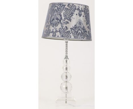   Een glazen tafellamp met stoffen kap. 21e eeuw. Afm. H 62 cm. Geschatte opbrengst: € 20 - € 40.        A glass table lamp w