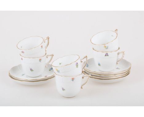   Een set van (6) porseleinen kop-en-schotels met bloemendecor. Herend, 2e helft 20e eeuw. H: cm, Diam: 14 cm. Geschatte opbr
