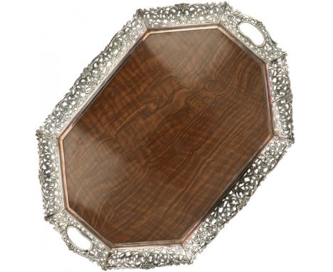   Dienblad verzilverd. Zeer fraai dienblad met houten bodem en opengewerkte randen voorzien van palmblad decoraties. Nederlan