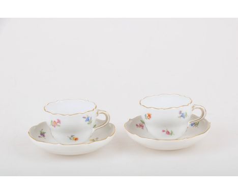   Een lot van twee porseleinen kop en schotels met bloemendecor. Meissen, 1e helft 20e eeuw. Diam. 13 cm. Geschatte opbrengst