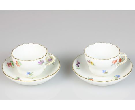   Een set van twee porseleinen kop en schotels met bloemendecor. Meissen, 1e helft 20e eeuw. Diam. 11 cm, Diam: 11 cm. Gescha