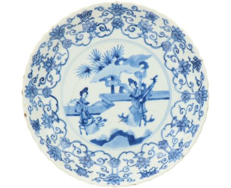   Een gelobde porseleinen schaal met geschulpte rand, gedecoreerd met muziek spelende dames. Gemerkt Chenghua.  China Kangxi.