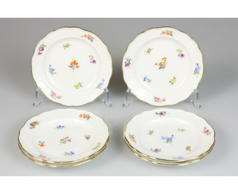   Een lot van (6) porseleinen bordjes met bloemendecor. Meissen, 1e helft 20e eeuw. Diam. 14 cm, Diam: 14 cm. Geschatte opbre