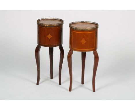   Een set van (2) nachtkastjes/ plantentafels. 20e eeuw. In neo-Louis XVI stijl, met galerierand en marquetterie inlegwerk, H
