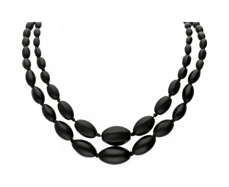   Lot van twee gitten rouw colliers met onedele sluitingen. L: 45 cm. Gewicht: 52,3 gram.        Lot of two jet mourning neck