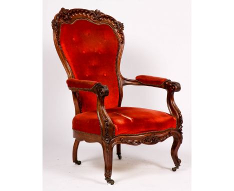   Een mahoniehouten Voltaire, 2e helft 20e eeuw. In Louis XV-stijl, snijwerk in de vorm van rocailles, rode velours bekleding