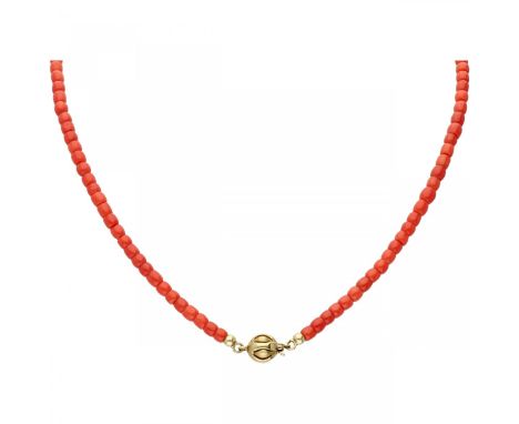   Choker van bloedkoraal met een geelgouden sluiting - 14 kt. L: 38 cm. Gewicht: 8,1 gram.        Red coral choker with a yel