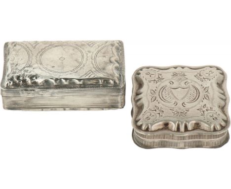   (2) Delig lot Pepermuntdoosjes zilver. Beiden voorzien van gegraveerde decoraties. Nederland, keurtekens: diverse keuren - 
