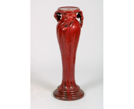   Een Art-Nouveau piëdestal, rood geglazuurd keramiek, ca. 1910. Met acanthusbladeren, H: 92 cm, Diam: 29 cm. Geschatte opbre