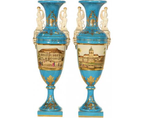   Een set van (2) porseleinen vazen in Sèvres-stijl. 21e eeuw. Afm. 47 x 14 cm. Geschatte opbrengst: € 50 - € 300.        A s
